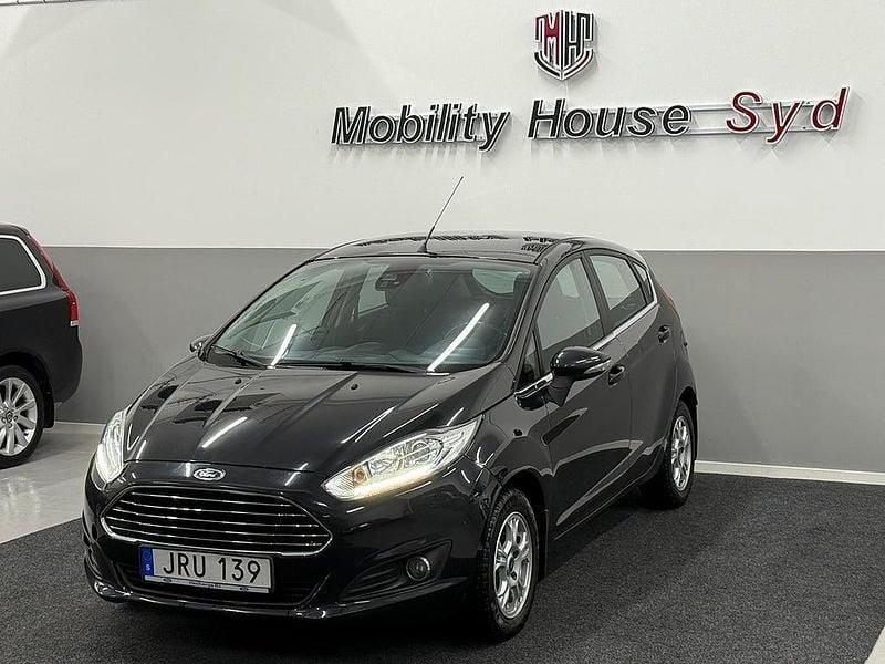 Svart Begagnad 2015 Ford Fiesta Titanium Halvkombi | 59 900 kr (Marknadspris) - Bild 1/4