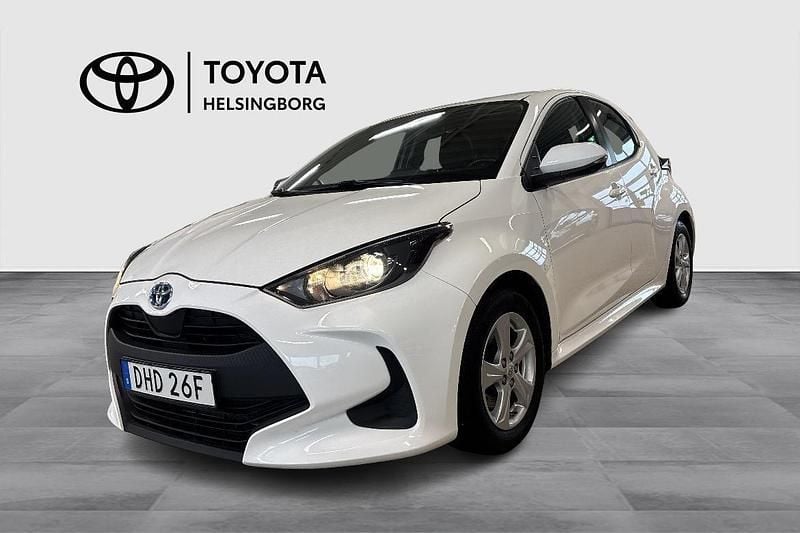Vit Begagnad 2021 Toyota Yaris Hybrid Active Halvkombi | 199 500 kr (Lite dyr) - Bild 1/3