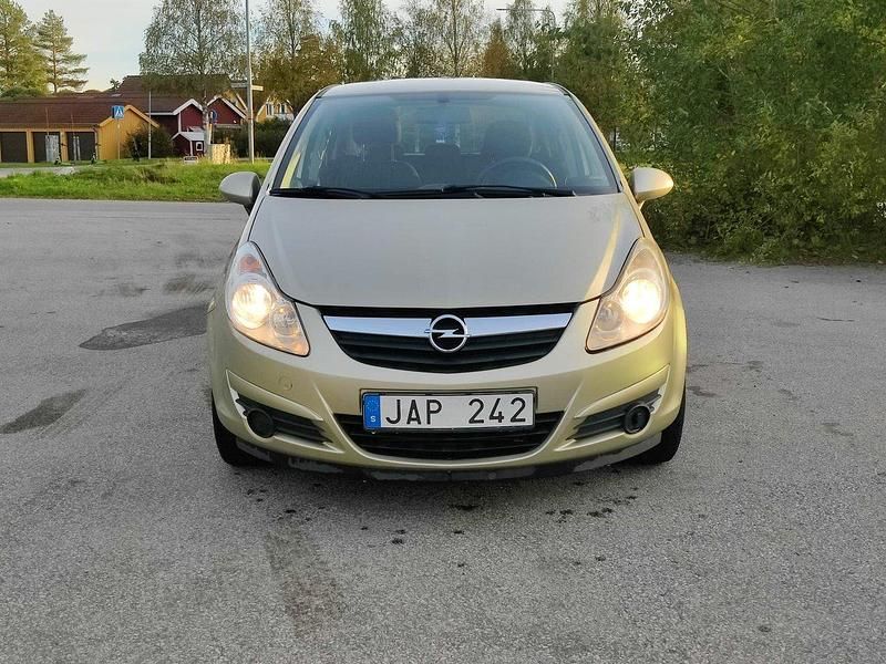 Grå Begagnad 2008 Opel Corsa Halvkombi | 31 900 kr (Marknadspris) - Bild 1/4