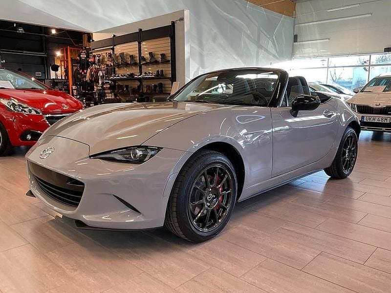 Grå Ny 2025 Mazda MX5 Homura-Line Cab | 358 000 kr (Bra pris) - Bild 1/4
