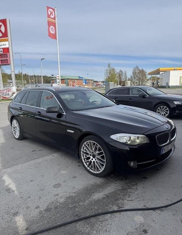 Svart Begagnad 2013 BMW 520 Kombi | 75 500 kr (Marknadspris) - Bild 1/4