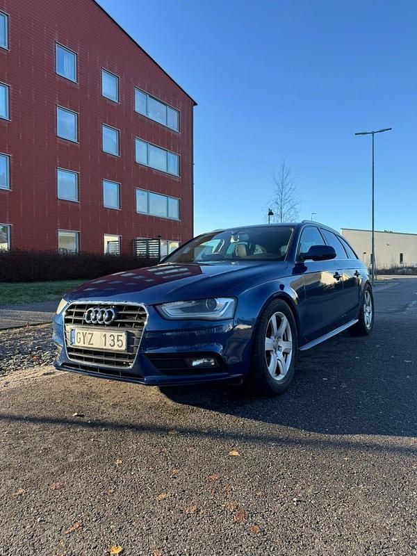 Mörk blå Begagnad 2013 Audi A4 Kombi | 68 000 kr (Marknadspris) - Bild 1/3