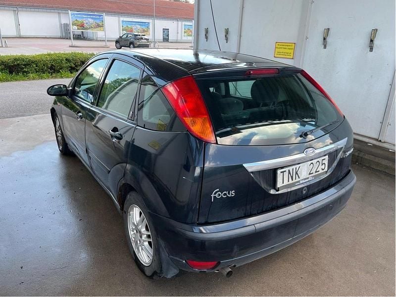Svart Begagnad 2003 Ford Focus Ghia Halvkombi | 12 000 kr (Marknadspris) - Bild 1/4