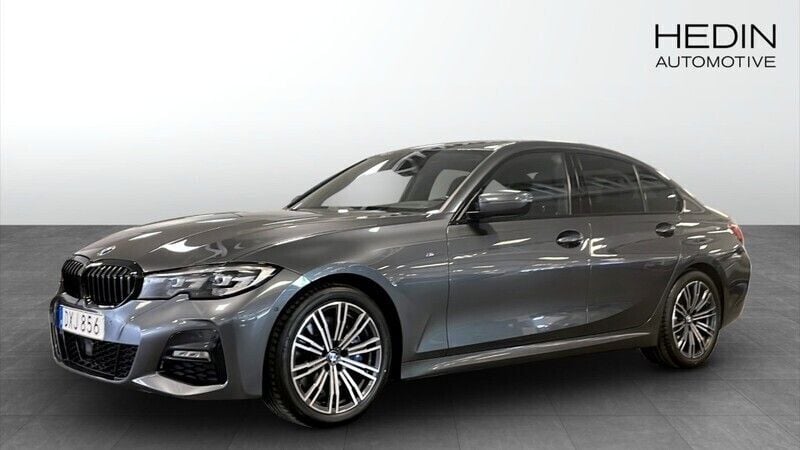 Grå (grey) Begagnad 2021 BMW 330 M Sport Sedan | 388 700 kr (Marknadspris) - Bild 1/4