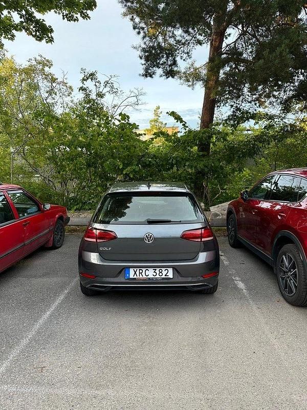 Grå Begagnad 2018 VW Golf VII Halvkombi | 159 000 kr (Marknadspris) - Bild 1/4