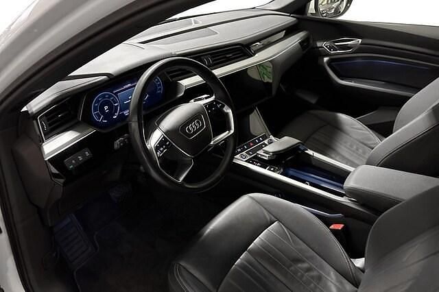 Begagnad Audi Q8 e-tron Proline 253 kW (344 HK) 2023 Glaciärvit metallic SUV