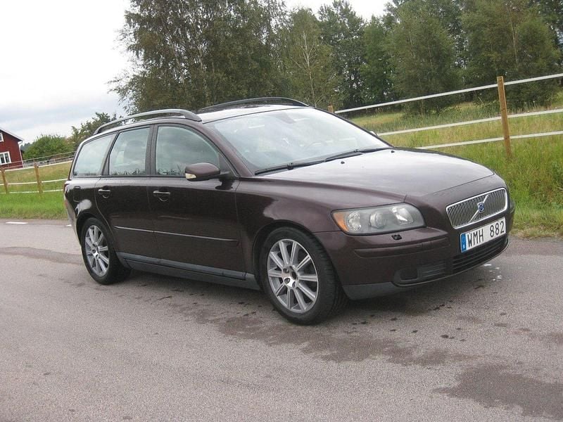 Mörkröd Begagnad 2005 Volvo V50 Momentum Kombi | 26 500 kr - Bild 1/4