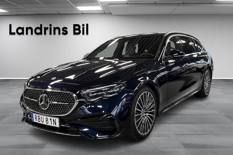 Mörkblå (blå) Begagnad 2024 Mercedes E300 AMG line Kombi | 649 900 kr (Superpris) - Bild 1/4