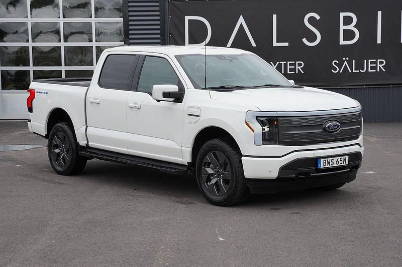 Vit (star white metallic tricoat) Begagnad 2023 Ford F-150 Lariat Pickup | 999 000 kr - Bild 1/4
