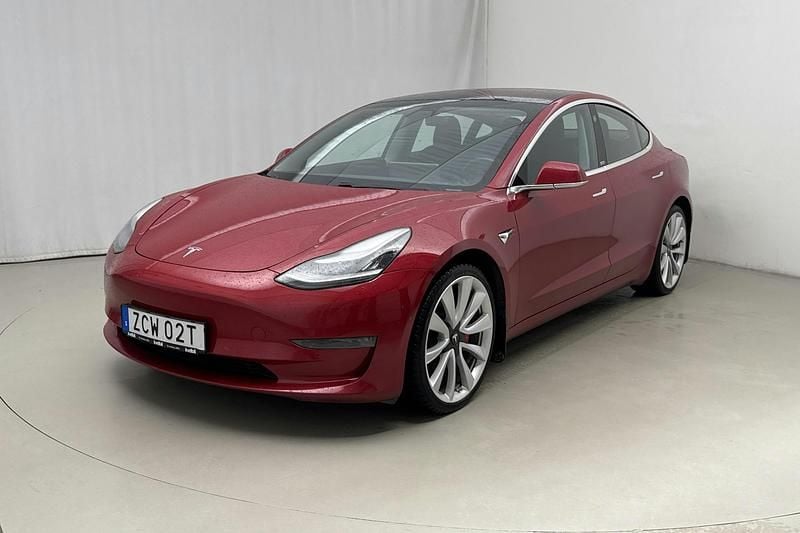 Röd Begagnad 2019 Tesla Model 3 Performance Sedan | 250 000 kr (Lite dyr) - Bild 1/4