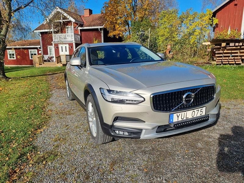Brun Begagnad 2019 Volvo V90 CC Momentum Kombi | 275 000 kr (Bra pris) - Bild 1/4