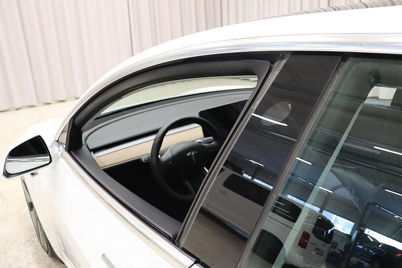 Begagnad Tesla Model 3 Standard Range Plus 190 kW (259 HK) 2020 Vit Sedan