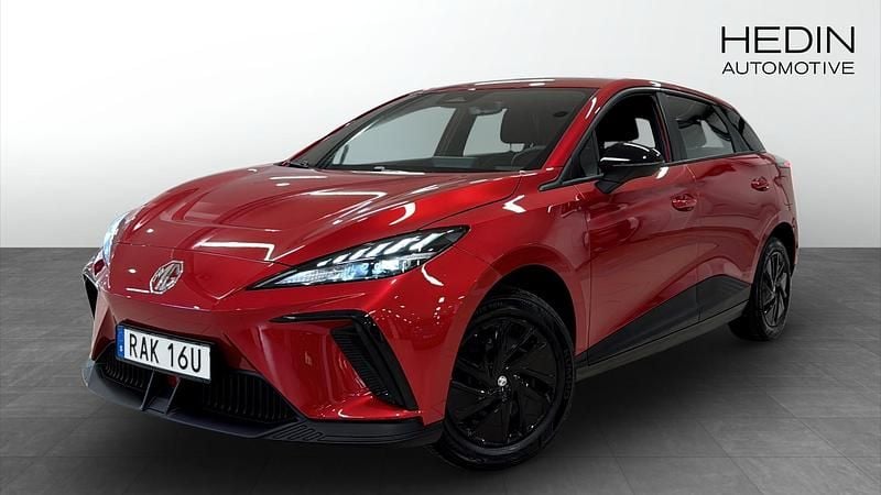 Röd (red) Begagnad 2023 MG MG4 EV Halvkombi | 259 900 kr (Marknadspris) - Bild 1/4