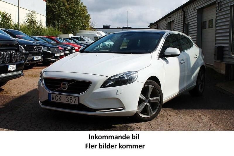 Vit Begagnad 2013 Volvo V40 Momentum Kombi | 108 900 kr (Marknadspris) - Bild 1/3