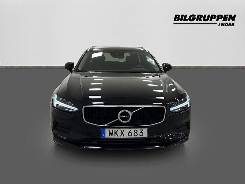 Begagnad Volvo V90 Momentum 190 HK (139 kW) 2019 Svart Kombi