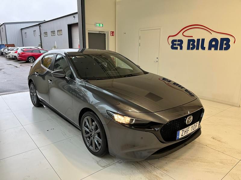 Grå Begagnad 2019 Mazda 3 Halvkombi | 169 900 kr (Marknadspris) - Bild 1/4