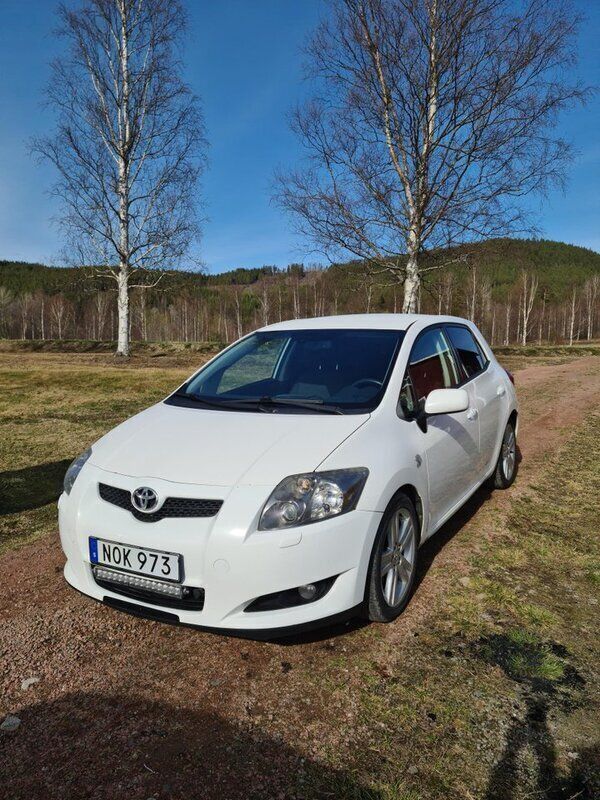 Vit Begagnad 2008 Toyota Auris Halvkombi | 27 000 kr (Marknadspris) - Bild 1/3