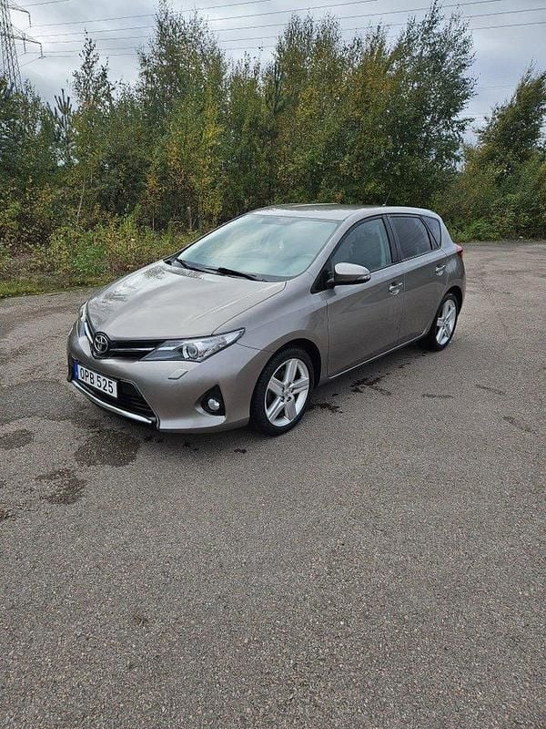 Brun Begagnad 2014 Toyota Auris Style Halvkombi | 90 000 kr (Superpris) - Bild 1/3