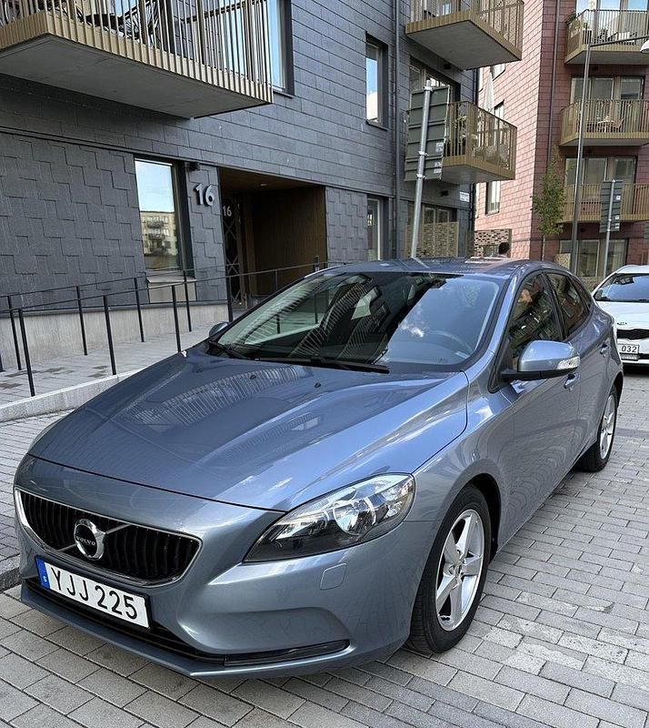 Blå Begagnad 2017 Volvo V40 Business Edition Kombi | 120 000 kr (Superpris) - Bild 1/4