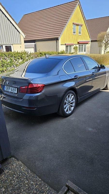 Grå Begagnad 2016 BMW 520 Sedan | 195 000 kr (Marknadspris) - Bild 1/4