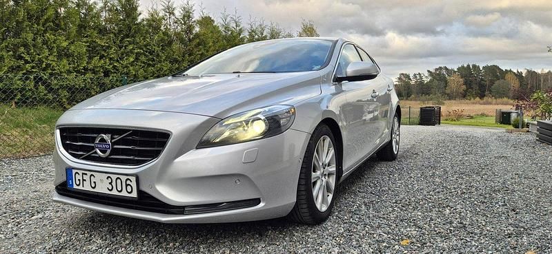 Grå Begagnad 2013 Volvo V40 Summum Kombi | 95 000 kr (Marknadspris) - Bild 1/4