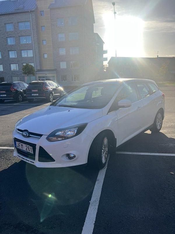 Vit Begagnad 2011 Ford Focus Kombi | 45 000 kr (Marknadspris) - Bild 1/4