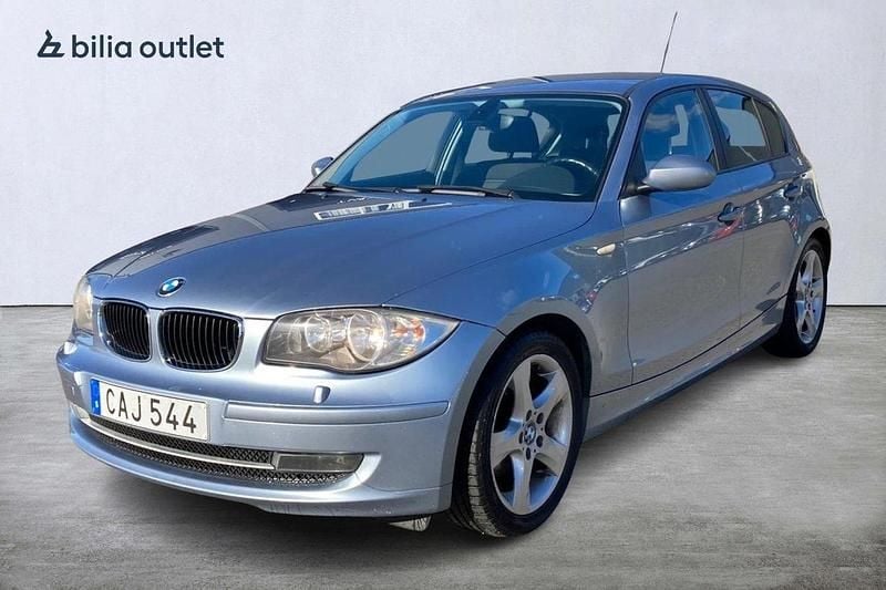 Ljusblå Begagnad 2009 BMW 118 Halvkombi | 44 900 kr (Bra pris) - Bild 1/4