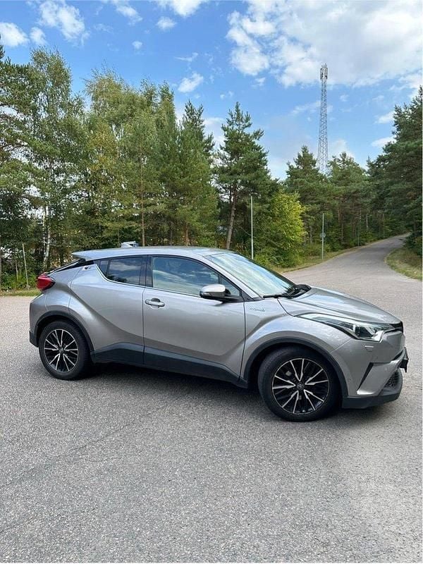 Grå Begagnad 2017 Toyota C-HR Executive SUV | 194 000 kr (Marknadspris) - Bild 1/4