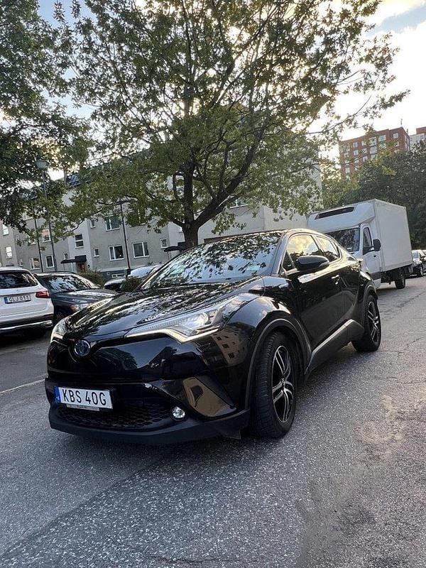 Svart Begagnad 2019 Toyota C-HR+ Executive SUV | 149 000 kr (Marknadspris) - Bild 1/4