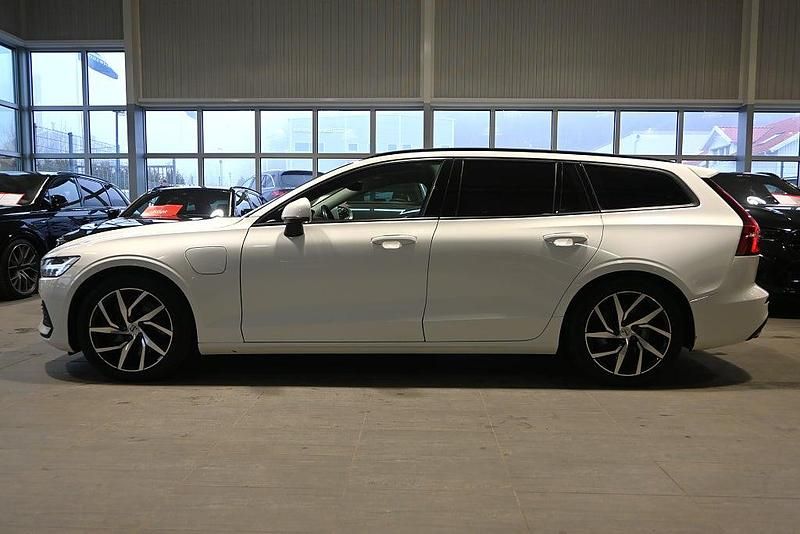 Begagnad Volvo V60 Momentum 253 HK (186 kW) 2020 Vit Kombi