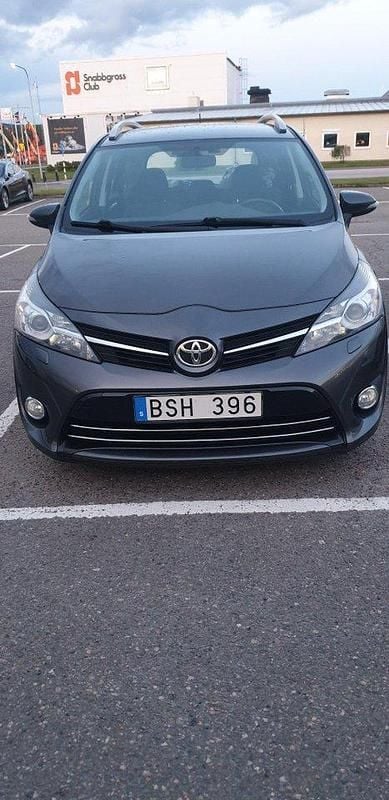Grå Begagnad 2013 Toyota Verso Minibuss | 89 500 kr - Bild 1/4