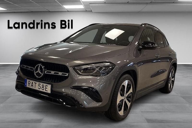 Mörkgrå Begagnad 2023 Mercedes GLA200 SUV | 399 000 kr (Marknadspris) - Bild 1/4