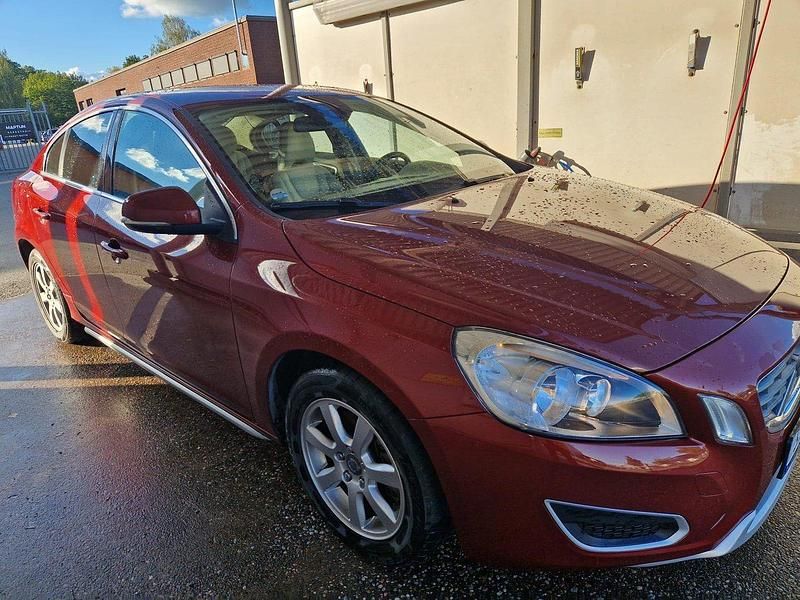 Röd Begagnad 2011 Volvo S60 Sedan | 79 900 kr (Superpris) - Bild 1/4