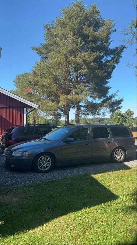 Grå Begagnad 2005 Volvo V70 Kinetic Kombi | 20 000 kr (Bra pris) - Bild 1/4