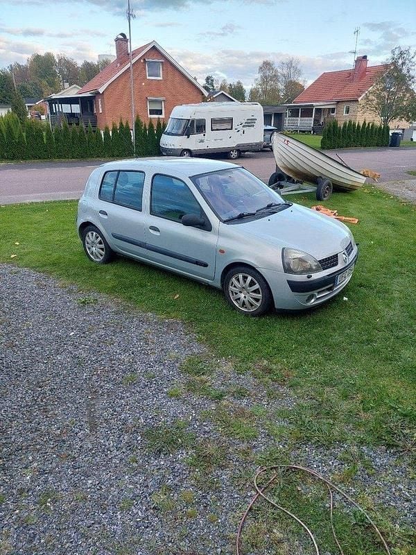 Grå Begagnad 2003 Renault Clio II Expression Halvkombi | 10 000 kr (Bra pris) - Bild 1/4