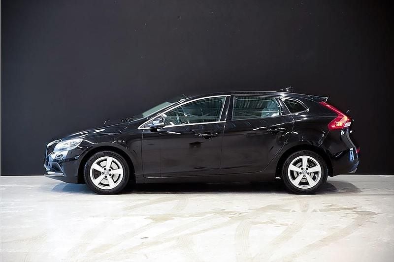 Begagnad Volvo V40 Momentum 150 HK (110 kW) 2016 Svart Kombi
