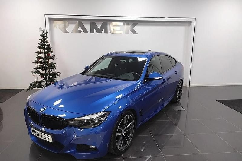 Blå Begagnad 2017 BMW 320 Gran Turismo M Sport Halvkombi | 189 000 kr (Marknadspris) - Bild 1/4