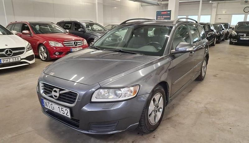 Grå Begagnad 2011 Volvo V50 Kinetic Kombi | 55 000 kr (Marknadspris) - Bild 1/4