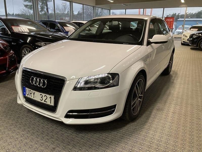 Vit Begagnad 2012 Audi A3 Sportback Attraction Halvkombi | 49 900 kr (Marknadspris) - Bild 1/4