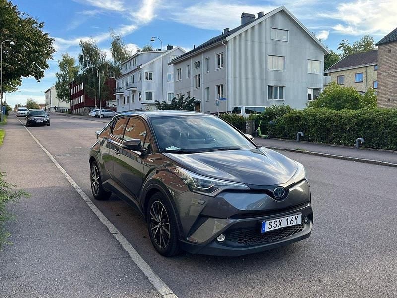 Grå Begagnad 2019 Toyota C-HR Executive SUV | 200 000 kr (Marknadspris) - Bild 1/4