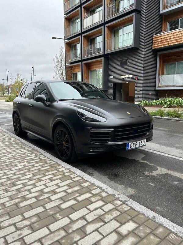 Grå Begagnad 2016 Porsche Cayenne GTS SUV | 349 000 kr - Bild 1/4