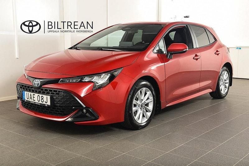 Röd Begagnad 2023 Toyota Corolla Active Halvkombi | 259 900 kr (Marknadspris) - Bild 1/4