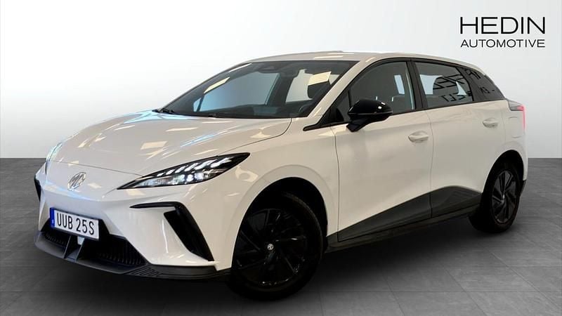 Vit (white) Begagnad 2023 MG MG4 EV Halvkombi | 259 900 kr - Bild 1/4
