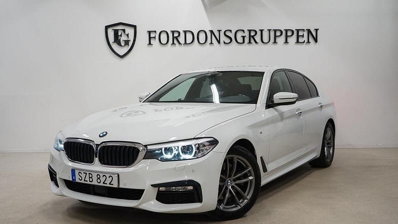 Vit Begagnad 2018 BMW 520 M Sport Sedan | 284 800 kr (Marknadspris) - Bild 1/4