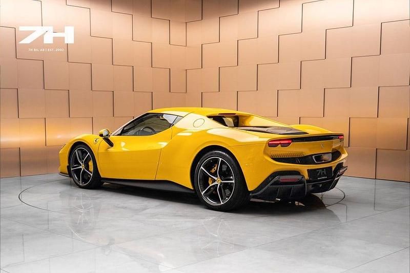 Begagnad Ferrari 296 830 HK (610 kW) 2023 Svart (gul) Sportkupé