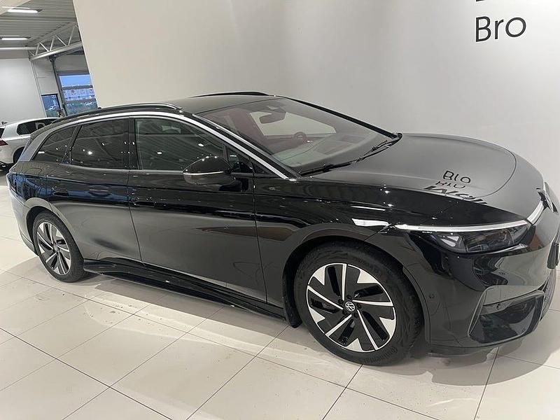 Svart (grenadilla black metallic) Begagnad 2025 VW ID.7 Pro Kombi | 499 900 kr (Bra pris) - Bild 1/4