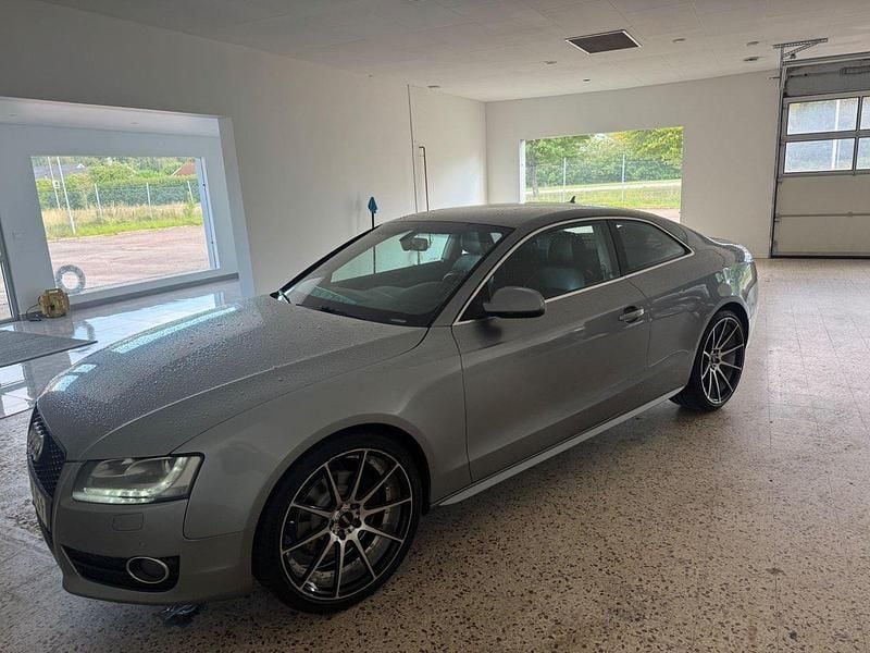Grå Begagnad 2009 Audi A5 Sport Sportkupé | 69 900 kr (Marknadspris) - Bild 1/4