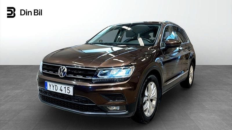 Mörkbrun Begagnad 2017 VW Tiguan Comfortline SUV | 214 900 kr (Marknadspris) - Bild 1/4