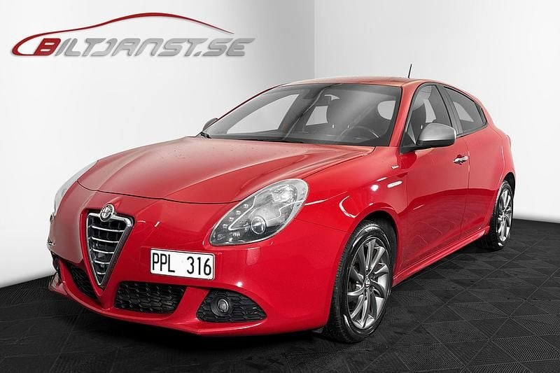Röd Begagnad 2013 Alfa Romeo Giulietta Halvkombi | 89 900 kr (Marknadspris) - Bild 1/4