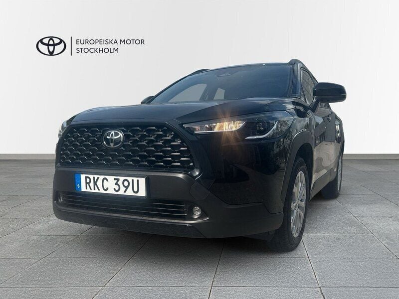 Svart Begagnad 2024 Toyota Corolla Cross Active SUV | 369 900 kr (Marknadspris) - Bild 1/3